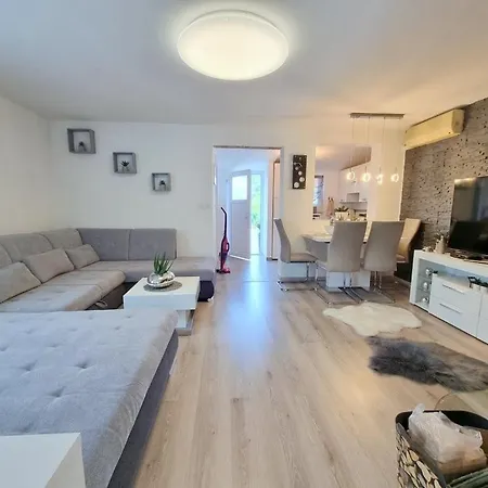 Kampanjola House Nyaraló *